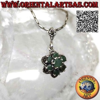 Ciondolo in argento con 7 smeraldi naturali rotondi incastonati a formare un fiore e marcasite
