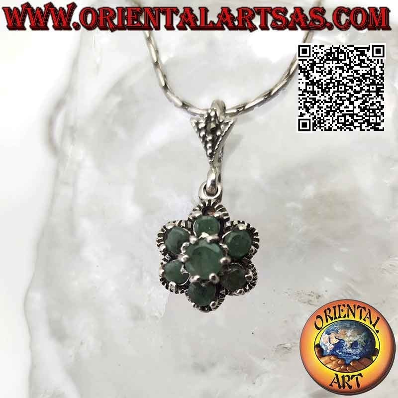 Ciondolo in argento con 7 smeraldi naturali rotondi incastonati a formare un fiore e marcasite
