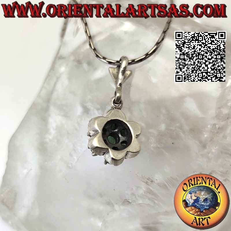 Ciondolo in argento con 7 smeraldi naturali rotondi incastonati a formare un fiore e marcasite