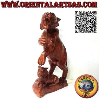 Skulptur knurrender Tiger mit Jungtier aus 54 cm Suar-Holz (handgeschnitzt aus einem einzigen Block) (rechts)