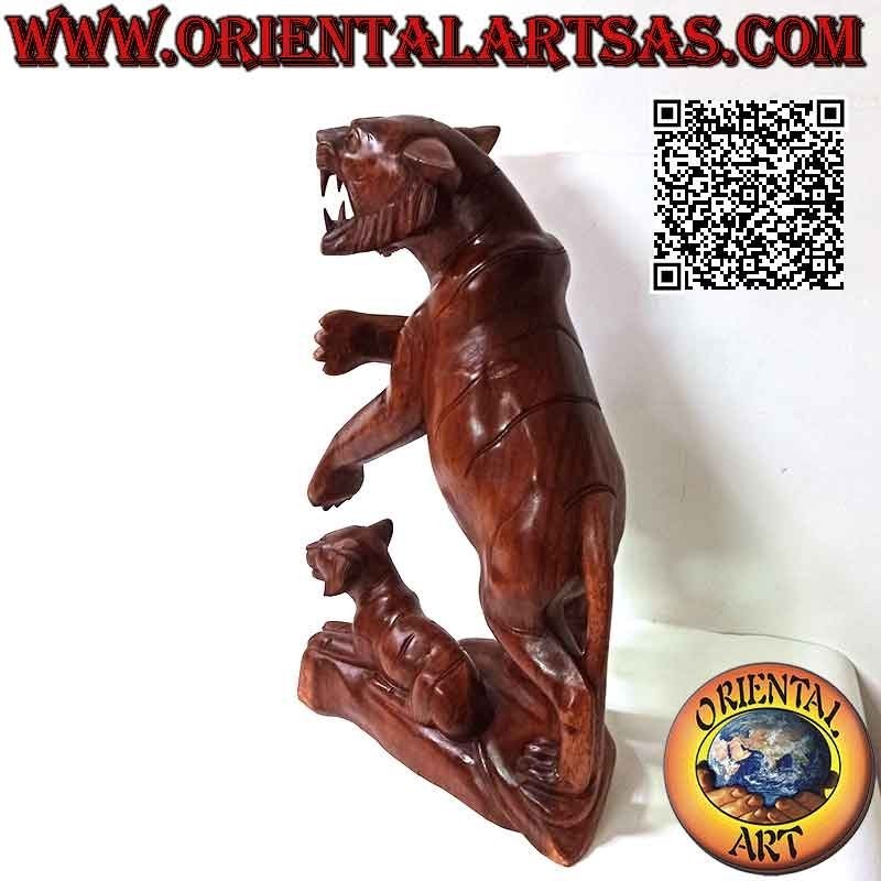 Scultura tigre ringhiante con cucciolo in legno di suar da 54 cm (scolpita a mano da un unico blocco) (dx)