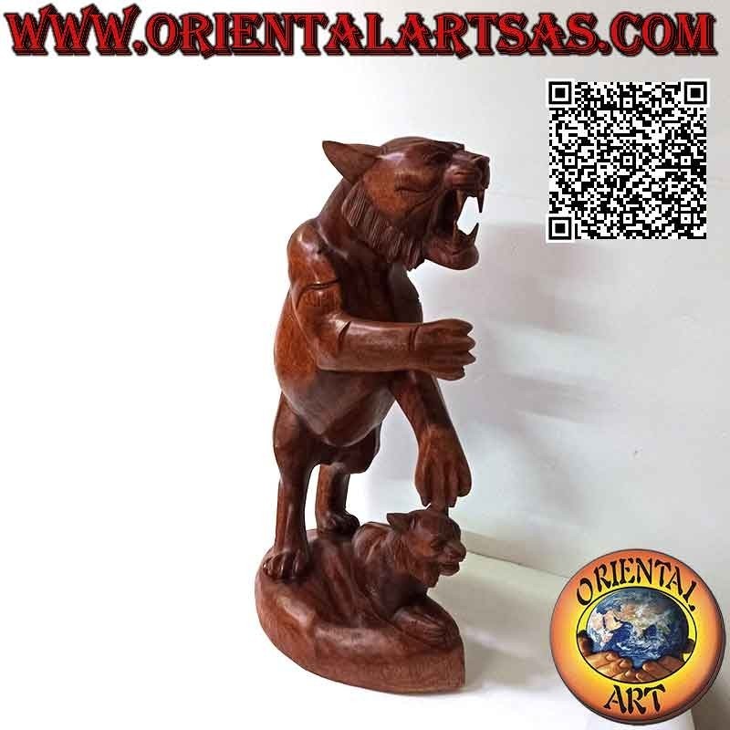 Scultura tigre ringhiante con cucciolo in legno di suar da 54 cm (scolpita a mano da un unico blocco) (dx)