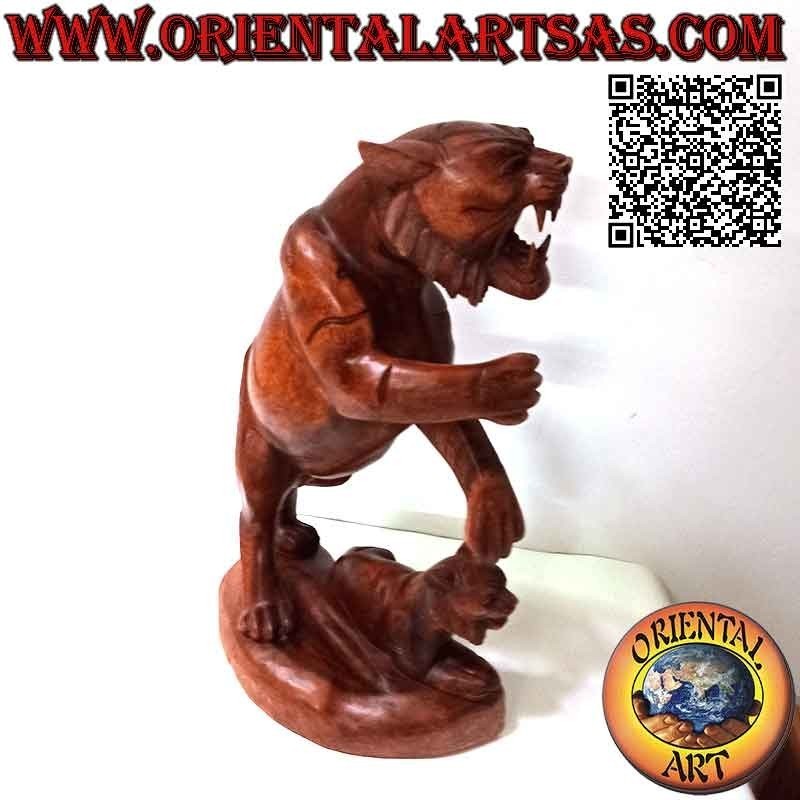 Sculpture tigre grondant avec son petit en bois de suar de 54 cm (sculpté à la main dans un seul bloc) (à droite)