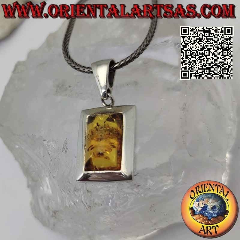 Colgante de plata con ámbar báltico rectangular sobre marco liso de cantos planos