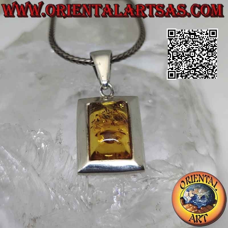 Pendentif en argent avec ambre de la Baltique rectangulaire sur un cadre à bords plats lisses