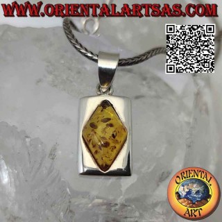 Pendentif en argent avec ambre baltique rhomboïdal sur un cadre rectangulaire lisse