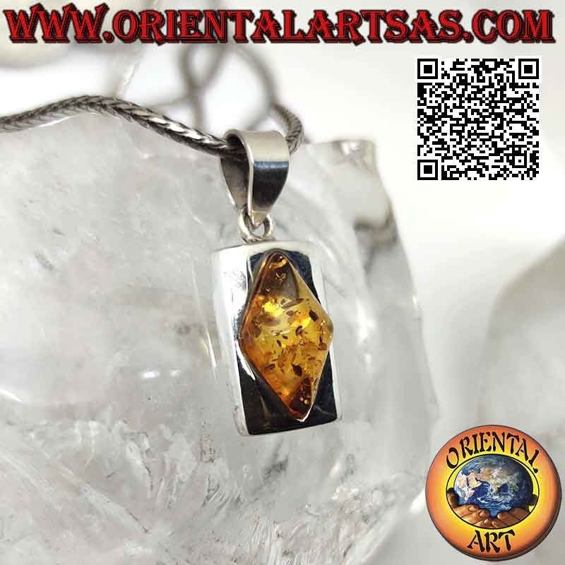 Pendentif en argent avec ambre baltique rhomboïdal sur un cadre rectangulaire lisse