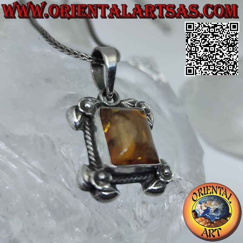 Ciondolo in argento con ambra baltica rettangolare contornata da intreccio e rose sui quattro angoli