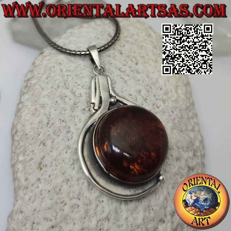 Ciondolo in argento con grande ambra baltica tonda su montatura liscia a bassorilievo