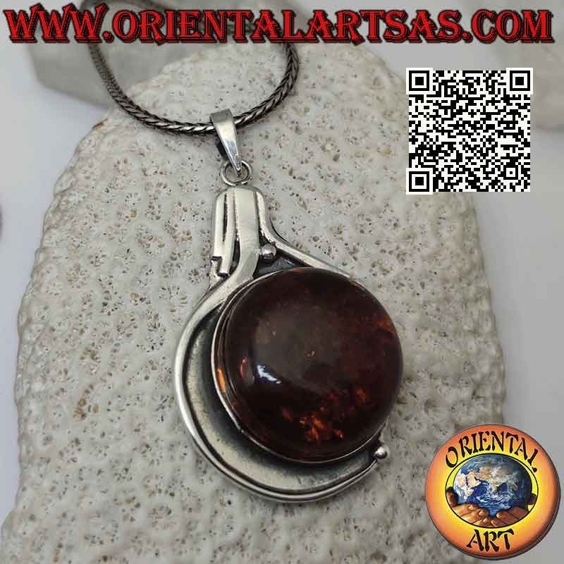 Colgante de plata con gran ámbar báltico redondo en un engaste de bajorrelieve liso