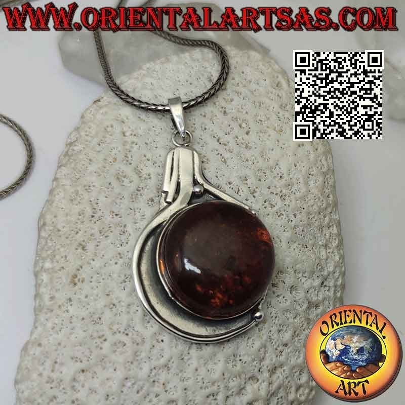 Colgante de plata con gran ámbar báltico redondo en un engaste de bajorrelieve liso