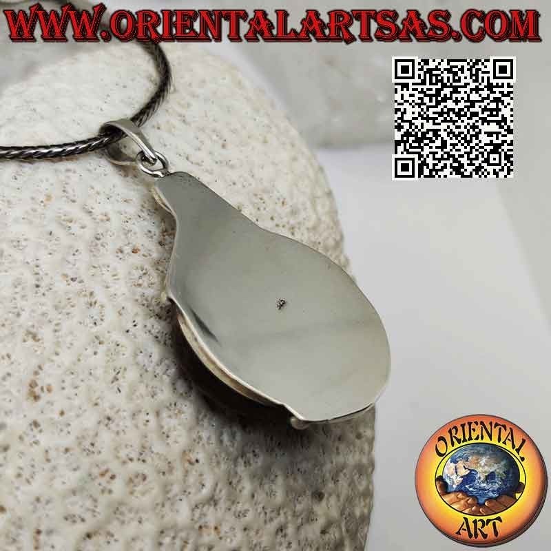 Colgante de plata con gran ámbar báltico redondo en un engaste de bajorrelieve liso