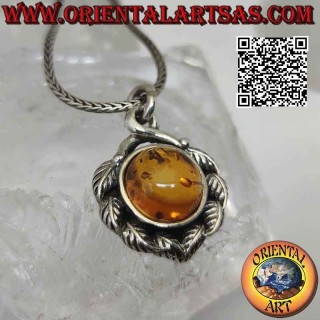 Pendentif en argent avec cabochon rond en ambre de la Baltique entouré de feuilles