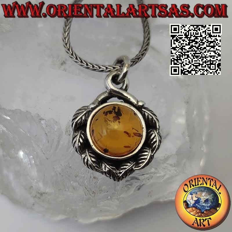 Ciondolo in argento con ambra baltica tonda cabochon contornata da foglie