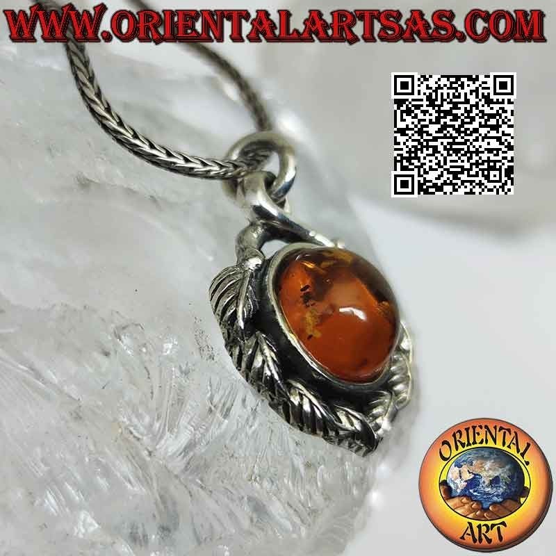 Pendentif en argent avec cabochon rond en ambre de la Baltique entouré de feuilles