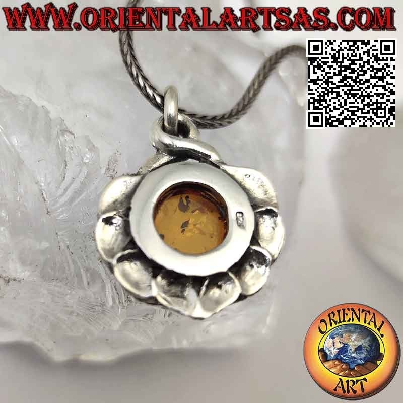 Pendentif en argent avec cabochon rond en ambre de la Baltique entouré de feuilles