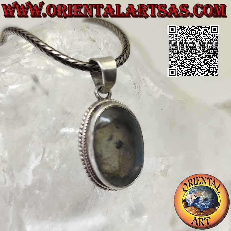 Colgante de plata con cabujón ovalado de labradorita rodeado de doble tejido y banda lisa