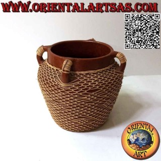 Vase traditionnel de Lombok à quatre anses en terre cuite et fil d'osier tressé à la main (20 cm et 20 cm ø)