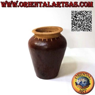 Vase traditionnel de Lombok en terre cuite foncée avec embouchure en osier tressé à la main (20 cm et 15 cm ø)