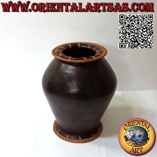 Vaso tradizionale di Lombok in terracotta scura e midollino su bocca e pianta, fatto a mano (25 cm e 22 cm ø)