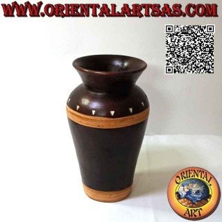 Jarrón Lombok tradicional en terracota oscura con mimbre y triángulos blancos, hecho a mano (30 cm y 18 cm ø)