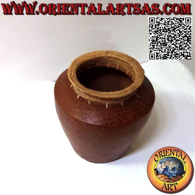 Vase traditionnel de Lombok en terre cuite claire avec embouchure en osier tressé à la main (25 cm et 24 cm ø)