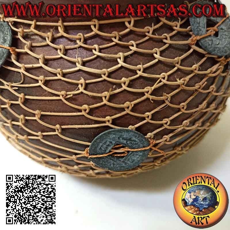 Terrakotta-Vase, geflochtener Weidendraht und alte chinesische Glücksmünzen, handgefertigt (12 cm und 15 cm ø)
