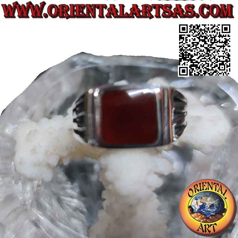 Anillo de plata con cornalina cuadrada y grabados con tres líneas a los lados