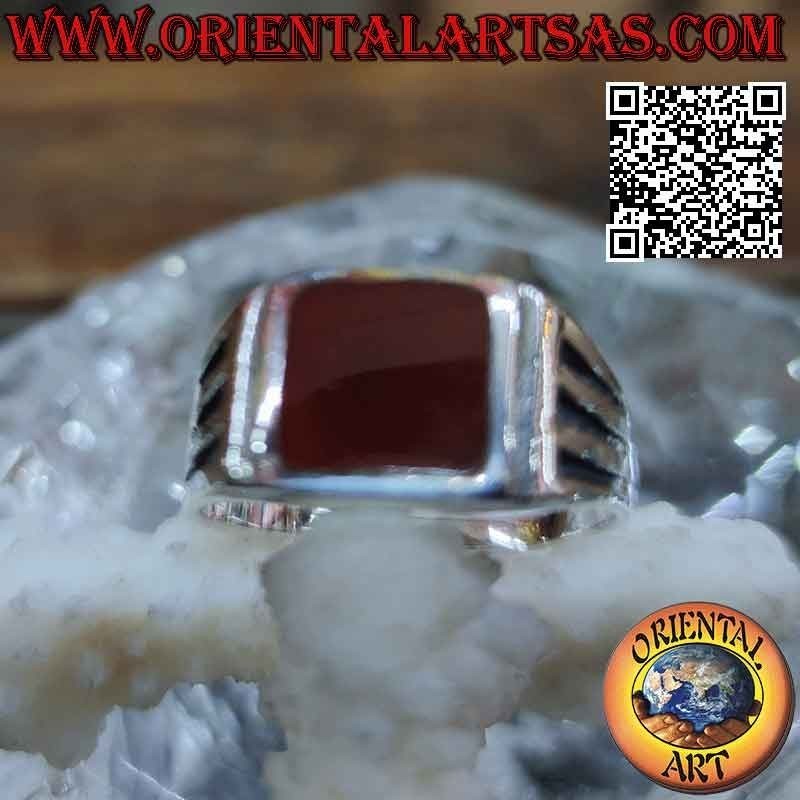 Anello in argento con corniola quadrata ed incisioni con tre righi sui lati