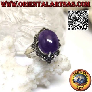 Bague en argent avec améthyste ovale cabochon sertie dans un sertissage clouté de marcassite