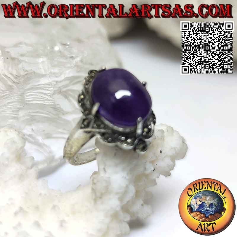 Anillo de plata con cabujón de amatista ovalada engastada en un engaste de marcasita