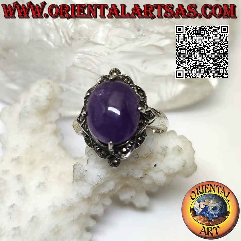 Bague en argent avec améthyste ovale cabochon sertie dans un sertissage clouté de marcassite