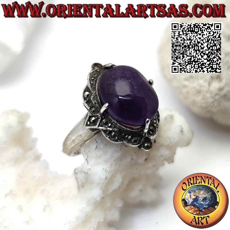 Anillo de plata con cabujón de amatista ovalada engastada en un engaste de marcasita