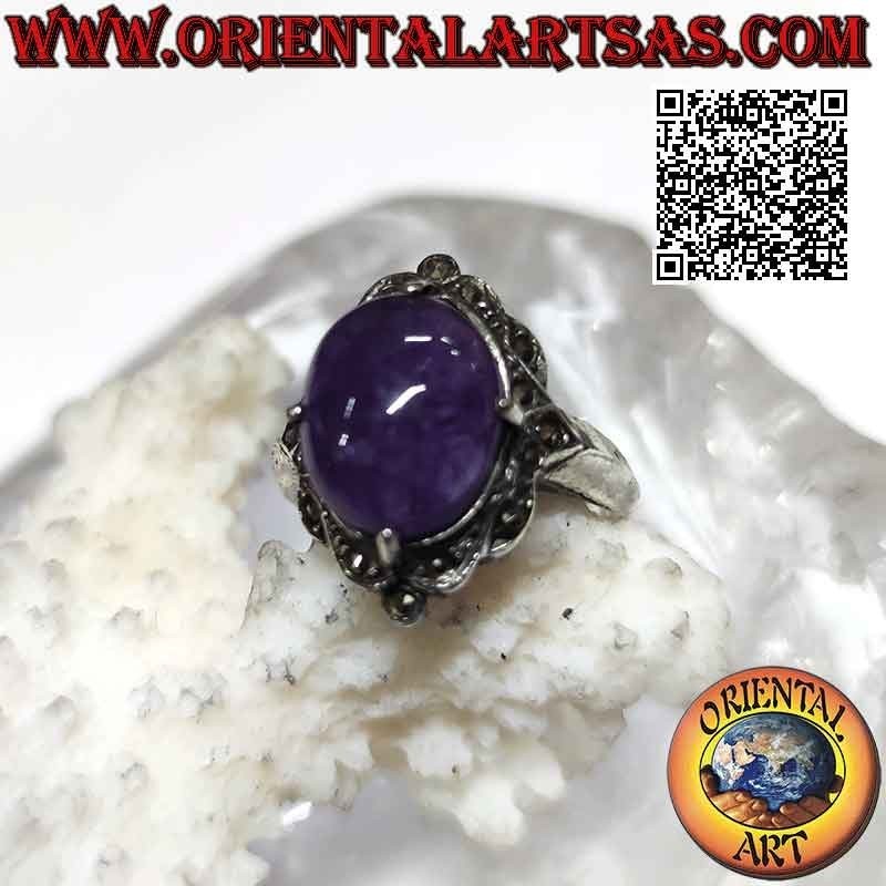 Bague en argent avec améthyste ovale cabochon sertie dans un sertissage clouté de marcassite