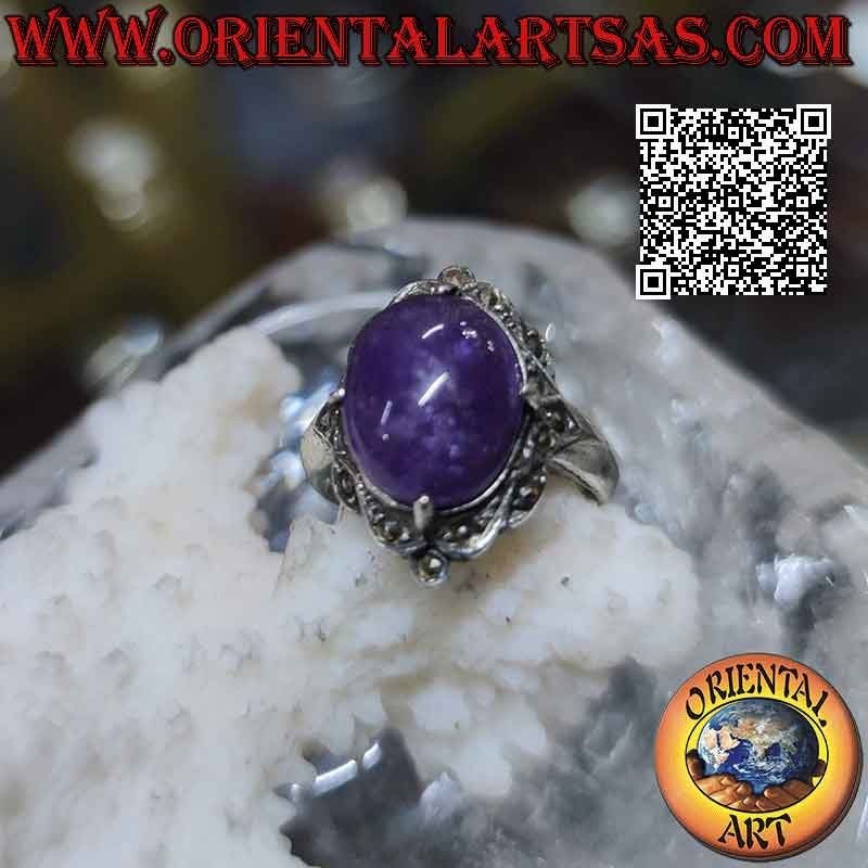 Anillo de plata con cabujón de amatista ovalada engastada en un engaste de marcasita