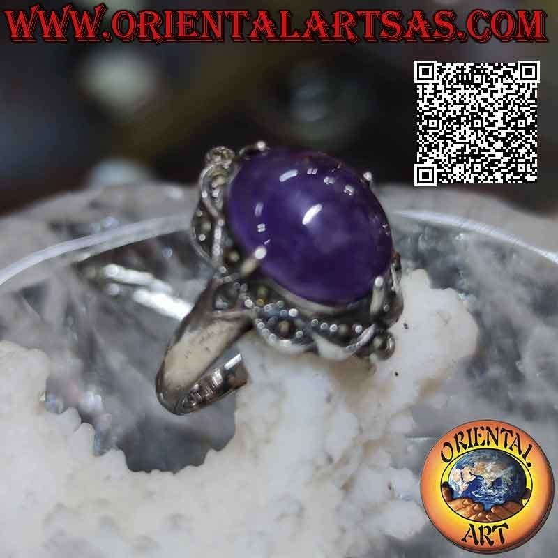 Bague en argent avec améthyste ovale cabochon sertie dans un sertissage clouté de marcassite