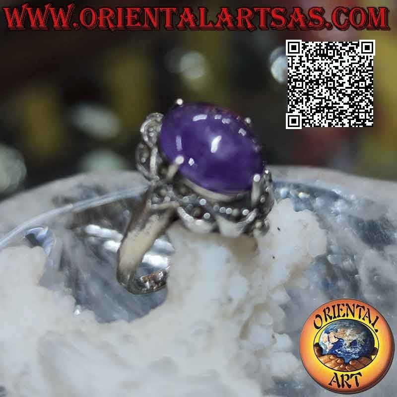 Anillo de plata con cabujón de amatista ovalada engastada en un engaste de marcasita