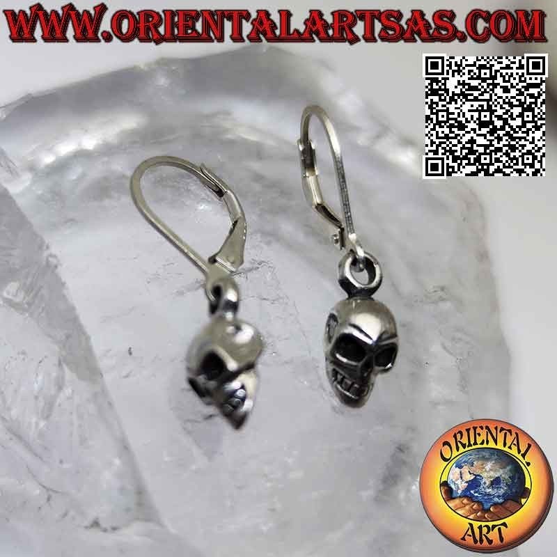 Silberohrringe mit glattem Kreis und "geschlossenem Haken"-Verschluss mit kleinem Totenkopf-Anhänger