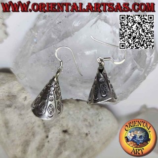 Boucles d'oreilles en argent avec pendentif cônes gravés, faites à la main (Karen)