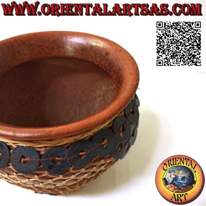 Terrakotta-Vase, geflochtener Weidendraht und Reproduktion chinesischer Münzen, handgefertigt (17 cm und 19 cm ø)