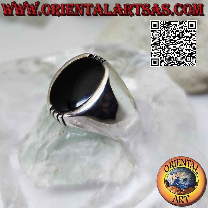 Anello in argento con onice ovale e tre linee incise sopra e sotto