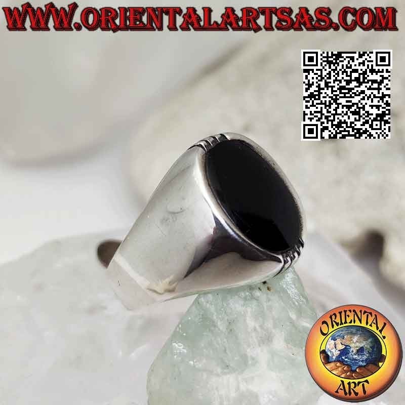 Silberring mit ovalem Onyx und drei eingravierten Linien oben und unten