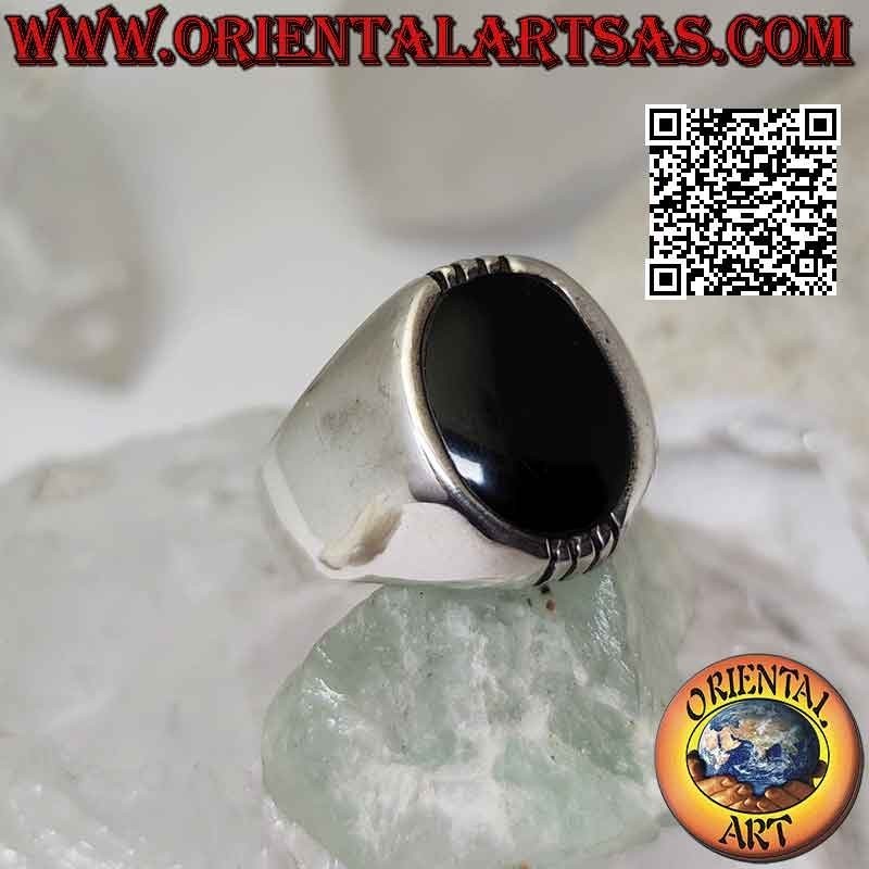 Anillo de plata con ónix ovalado y tres líneas grabadas arriba y abajo