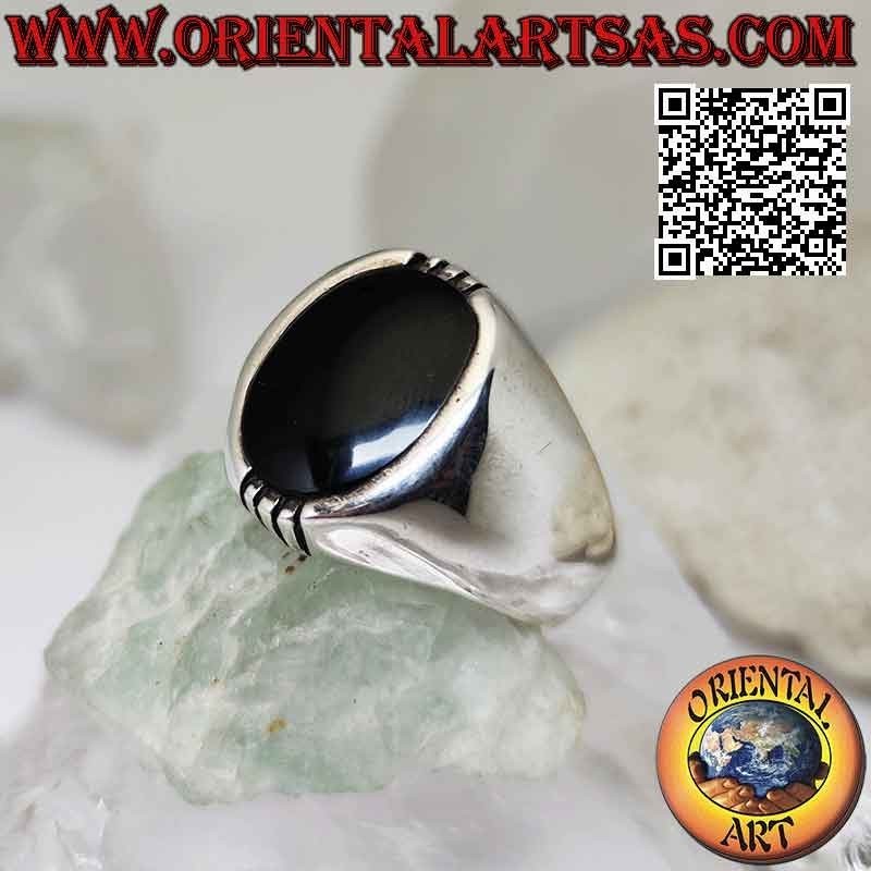 Bague en argent avec onyx ovale et trois lignes gravées dessus et dessous