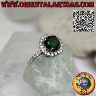 Anello in argento con smeraldo sintetico tondo incastonato contornato da zirconi e prolungamento sui lati