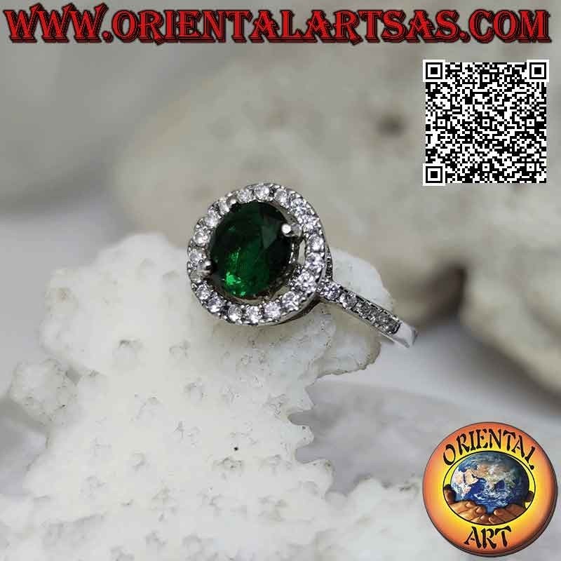 Anillo de plata con esmeralda sintética redonda engastada rodeada de circonitas y extensión en los laterales