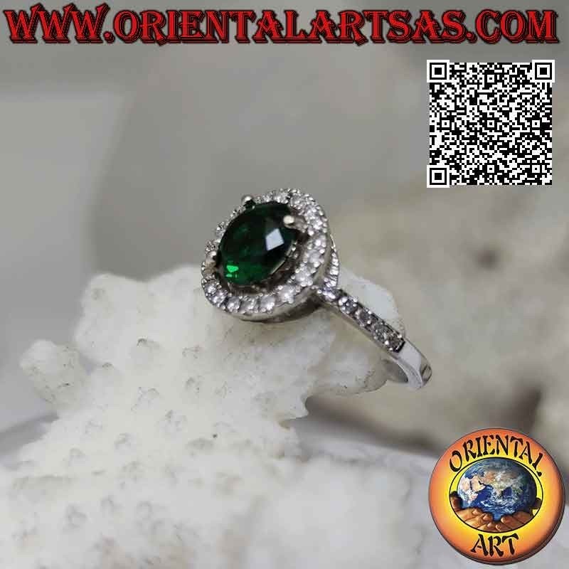 Anillo de plata con esmeralda sintética redonda engastada rodeada de circonitas y extensión en los laterales