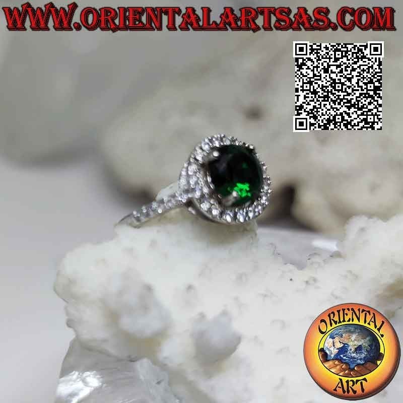 Anello in argento con smeraldo sintetico tondo incastonato contornato da zirconi e prolungamento sui lati