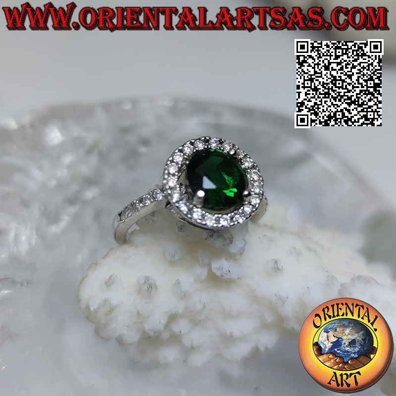 Bague en argent avec émeraude synthétique ronde sertie entourée de zircons et extension sur les côtés