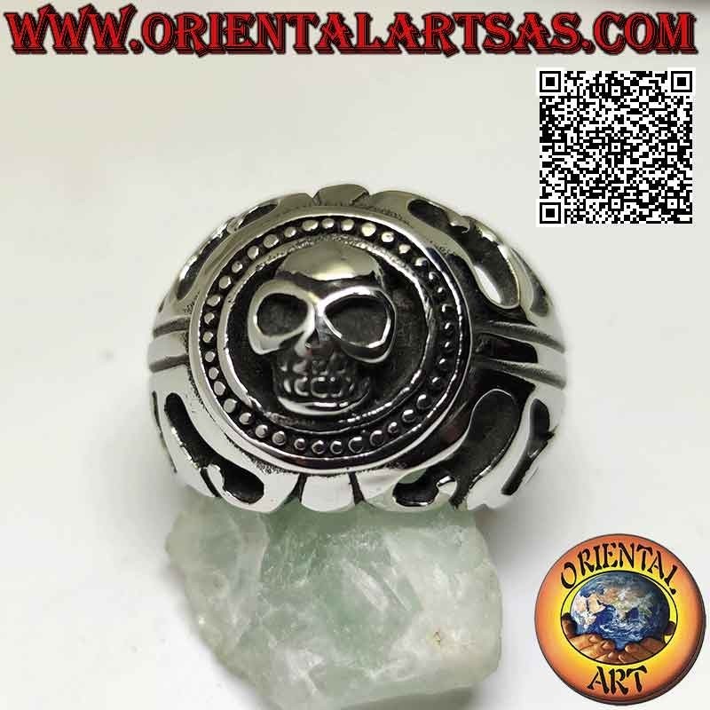 Ring aus Chirurgenstahl (316L), im Kreis geprägter Totenkopf und perforierte Verzierungen
